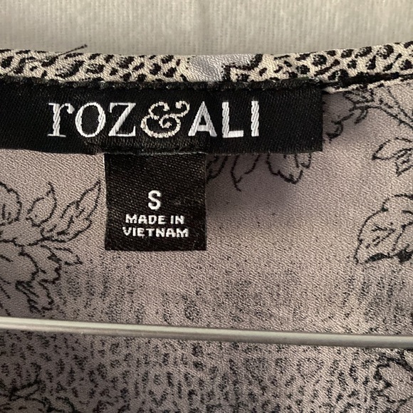 ROZ & ALI BLOUSE - Picture 5 of 7